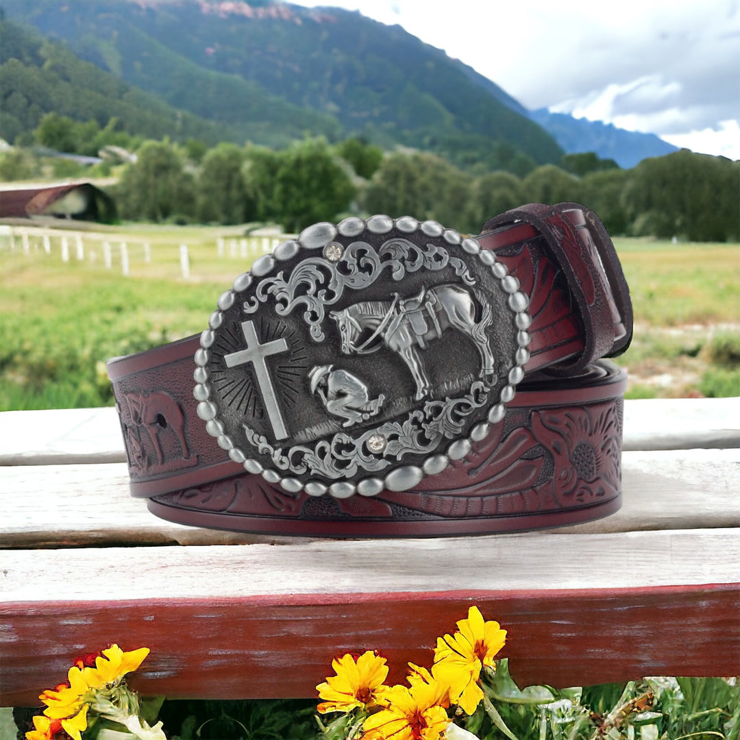Ceinture en cuir avec croix et cheval - Boucle ovale métallique tendance pour un look de rodéo cowboy.