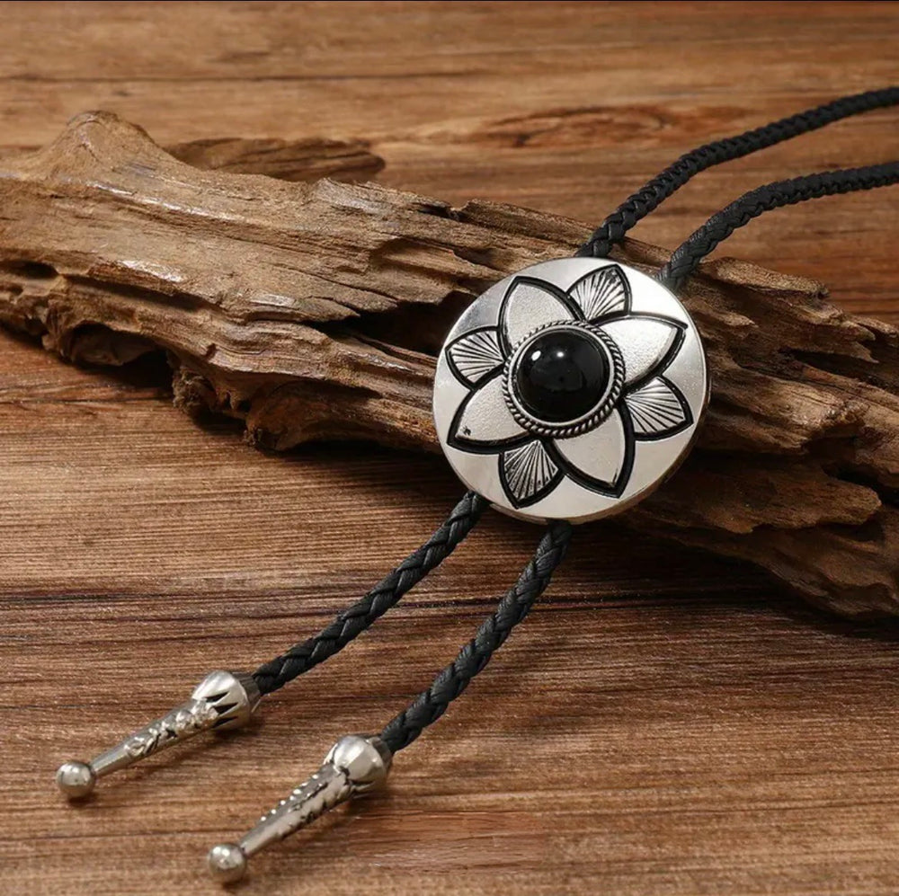 Collier-cravate Bolo avec pendentif en métal fleur et pierre