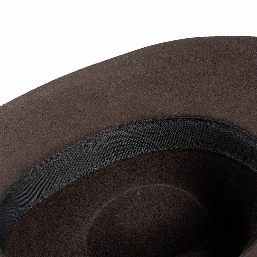 Chapeau Fedora à large bord avec ceinture à clous pour un look décontracté et tendance en automne et hiver