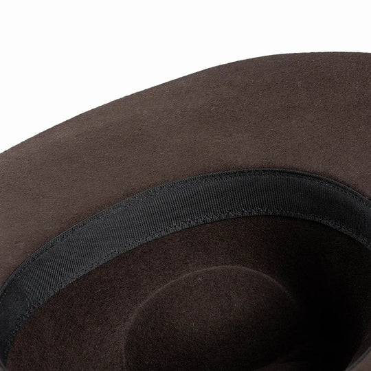 Chapeau Fedora à large bord avec ceinture à clous pour un look décontracté et tendance en automne et hiver